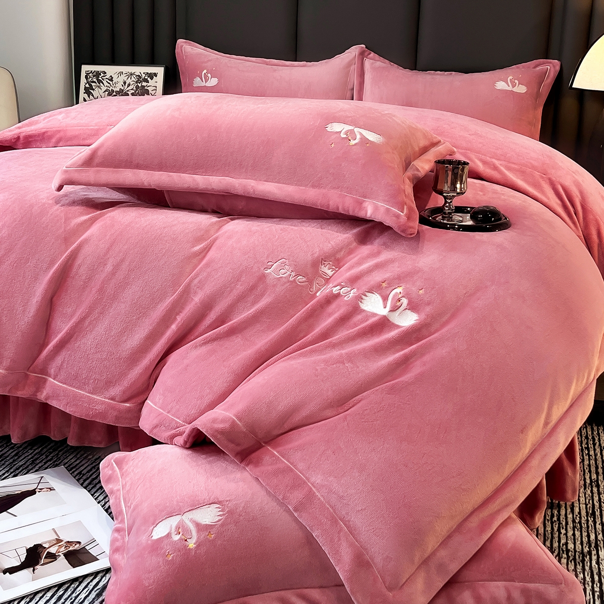 91家纺网 家纺一手货源 找家纺 代芙家纺 2025新款全消光绣花款床裙床盖四件套-天鹅之恋 天鹅之恋-豆沙粉