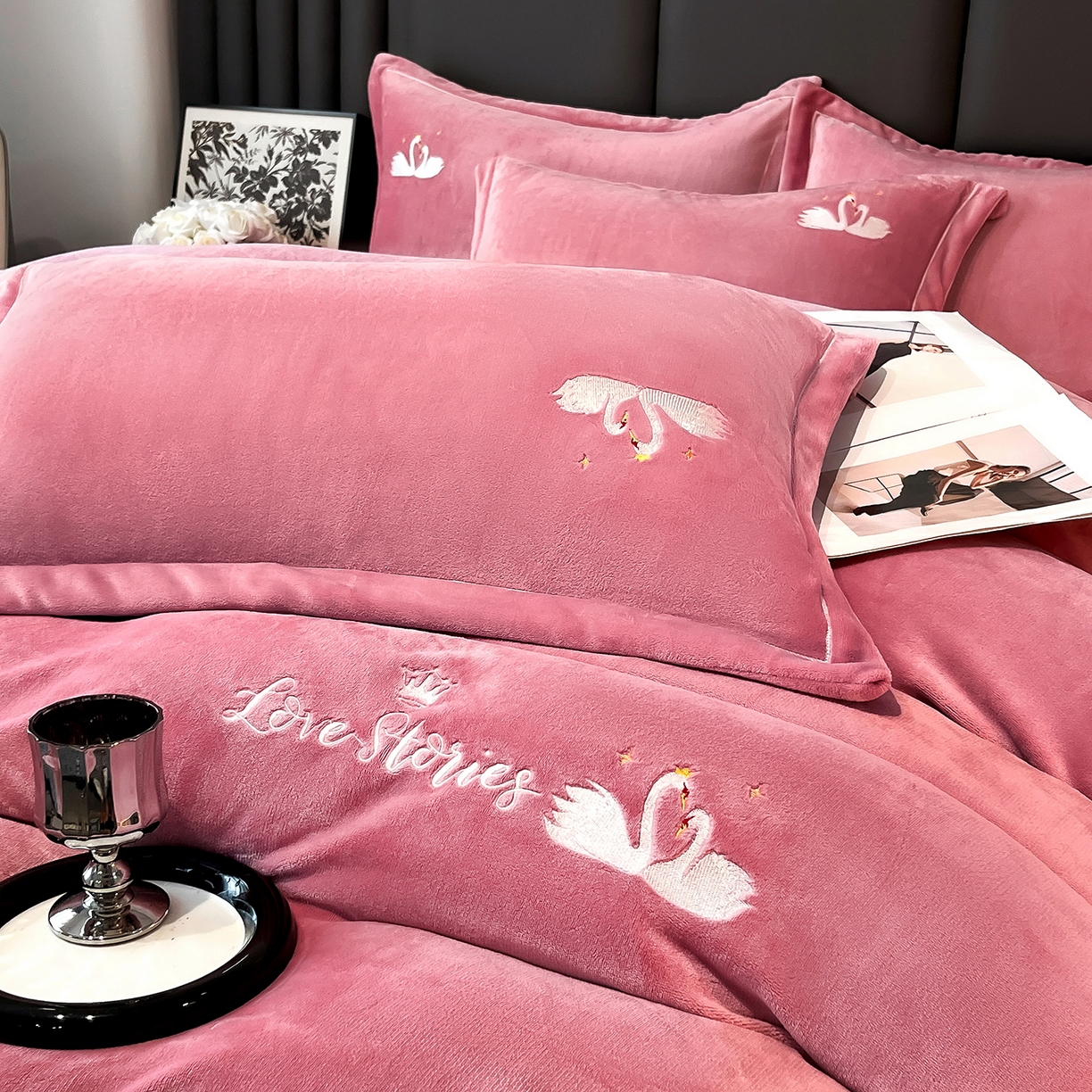 91家纺网 家纺一手货源 找家纺 代芙家纺 2025新款全消光绣花款床裙床盖四件套-天鹅之恋 天鹅之恋-豆沙粉