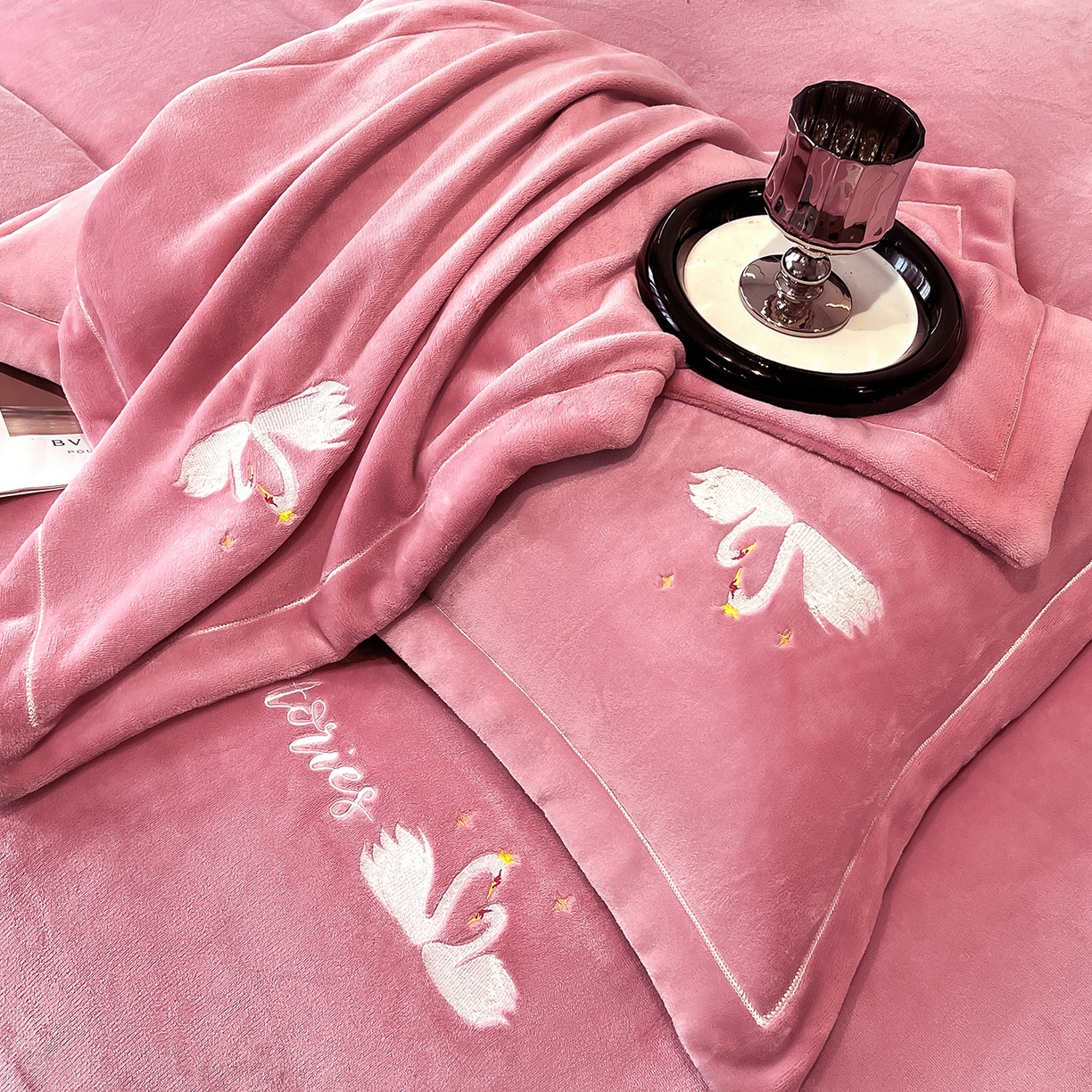 91家纺网 家纺一手货源 找家纺 代芙家纺 2025新款全消光绣花款床裙床盖四件套-天鹅之恋 天鹅之恋-豆沙粉