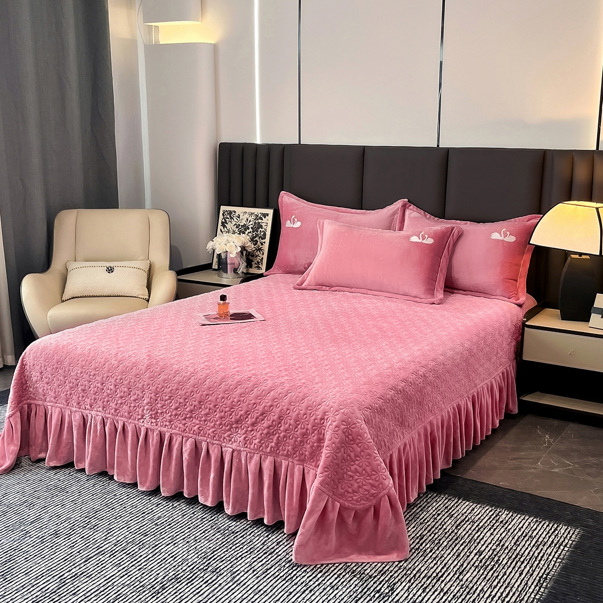 91家纺网 家纺一手货源 找家纺 代芙家纺 2025新款全消光绣花款床裙床盖四件套-天鹅之恋 天鹅之恋-豆沙粉