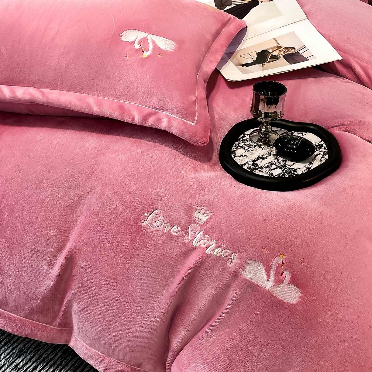 91家纺网 家纺一手货源 找家纺 代芙家纺 2025新款全消光绣花款床裙床盖四件套-天鹅之恋 天鹅之恋-豆沙粉