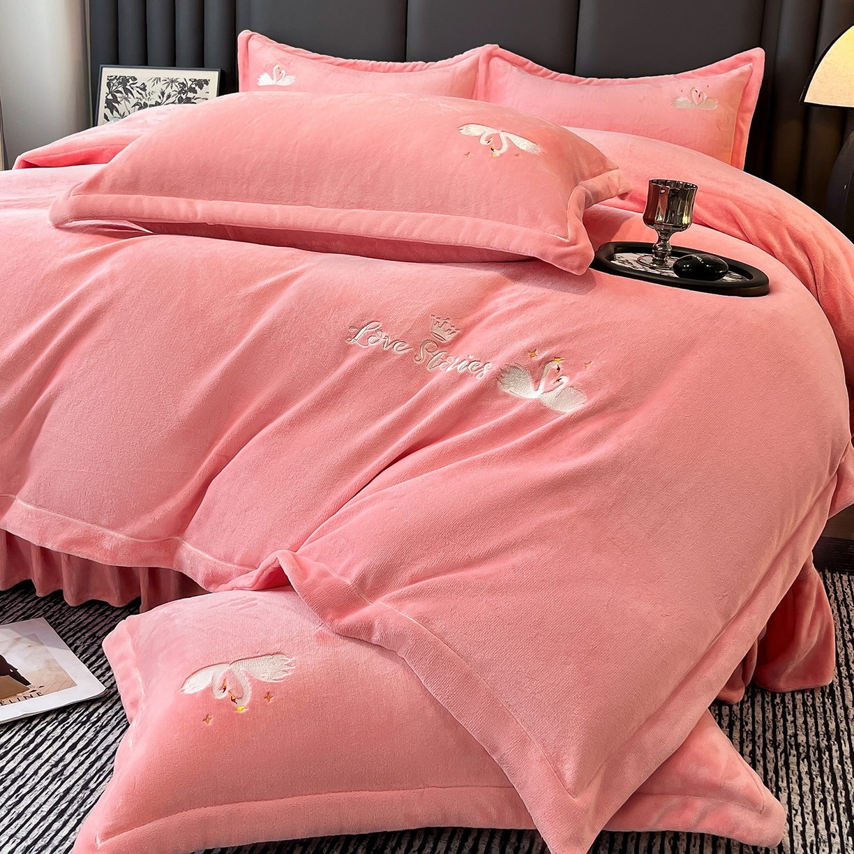 91家纺网 家纺一手货源 找家纺 代芙家纺 2025新款全消光绣花款床裙床盖四件套-天鹅之恋 天鹅之恋-粉玉