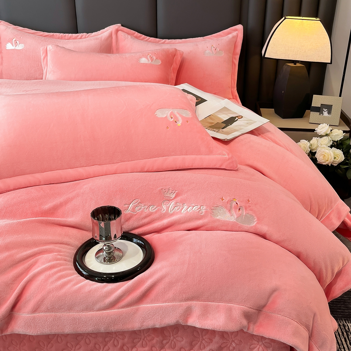 91家纺网 家纺一手货源 找家纺 代芙家纺 2025新款全消光绣花款床裙床盖四件套-天鹅之恋 天鹅之恋-粉玉