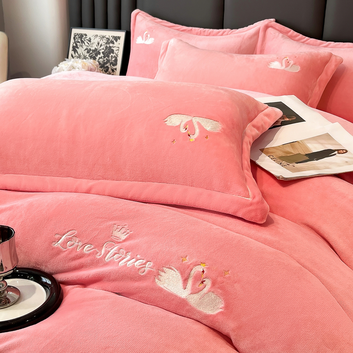 91家纺网 家纺一手货源 找家纺 代芙家纺 2025新款全消光绣花款床裙床盖四件套-天鹅之恋 天鹅之恋-粉玉