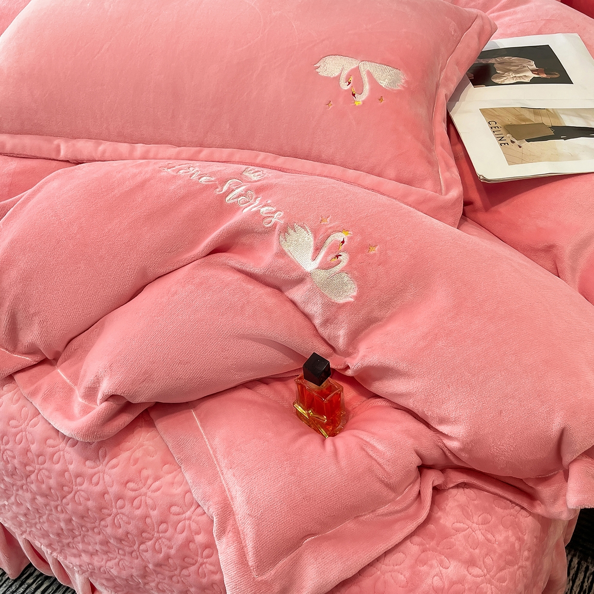 91家纺网 家纺一手货源 找家纺 代芙家纺 2025新款全消光绣花款床裙床盖四件套-天鹅之恋 天鹅之恋-粉玉
