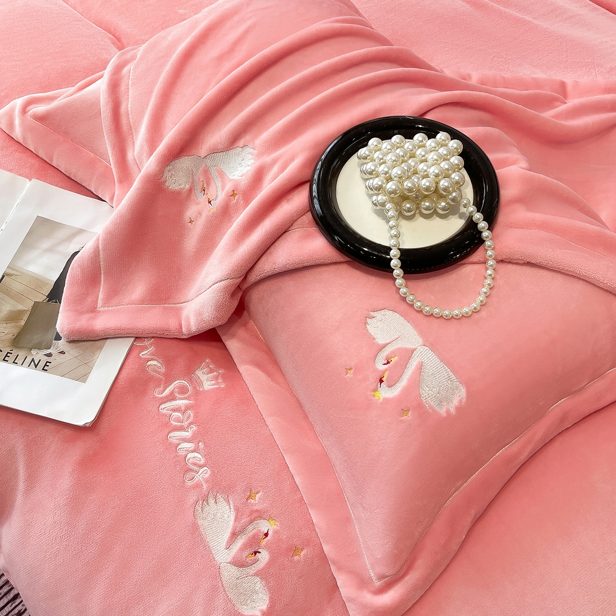 91家纺网 家纺一手货源 找家纺 代芙家纺 2025新款全消光绣花款床裙床盖四件套-天鹅之恋 天鹅之恋-粉玉