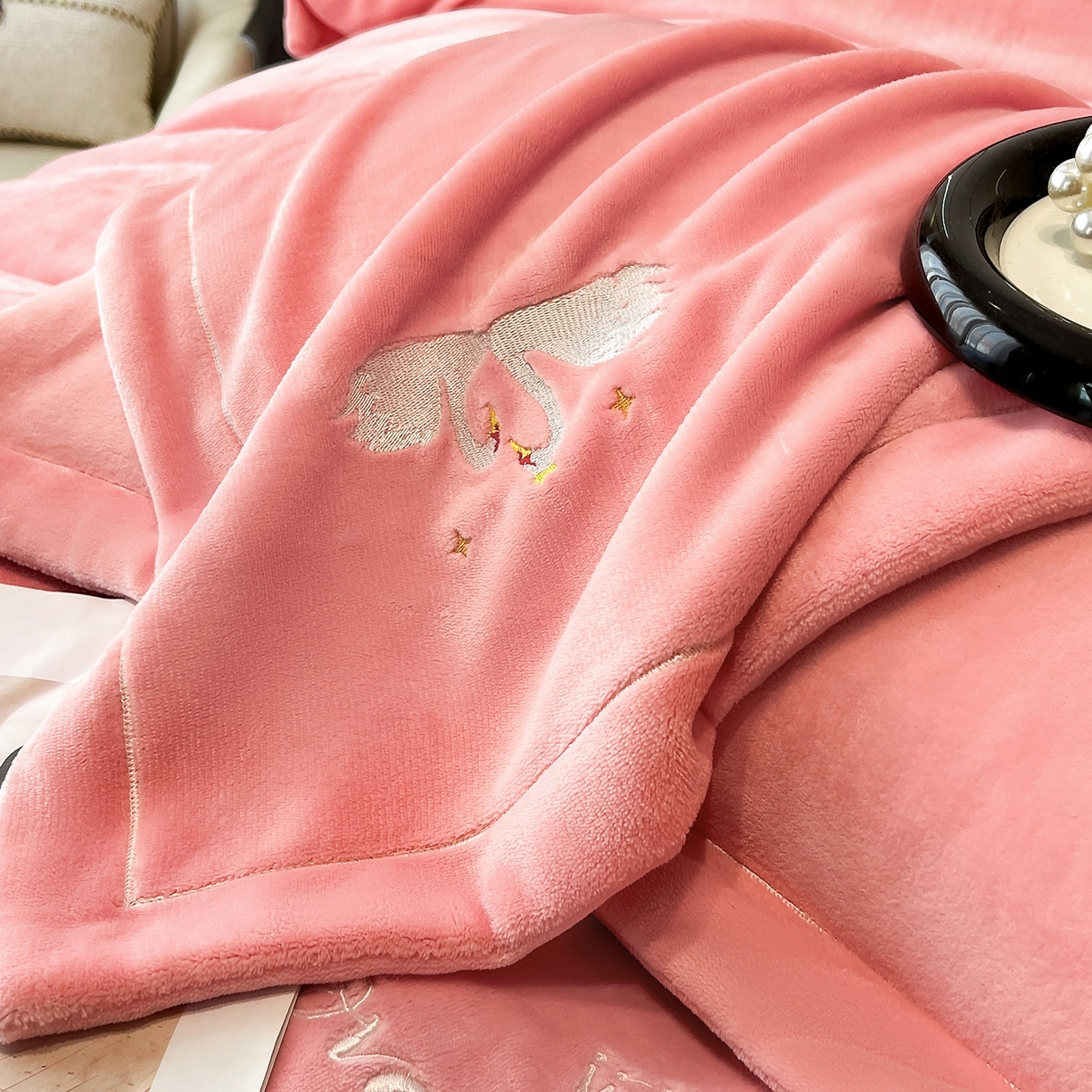 91家纺网 家纺一手货源 找家纺 代芙家纺 2025新款全消光绣花款床裙床盖四件套-天鹅之恋 天鹅之恋-粉玉