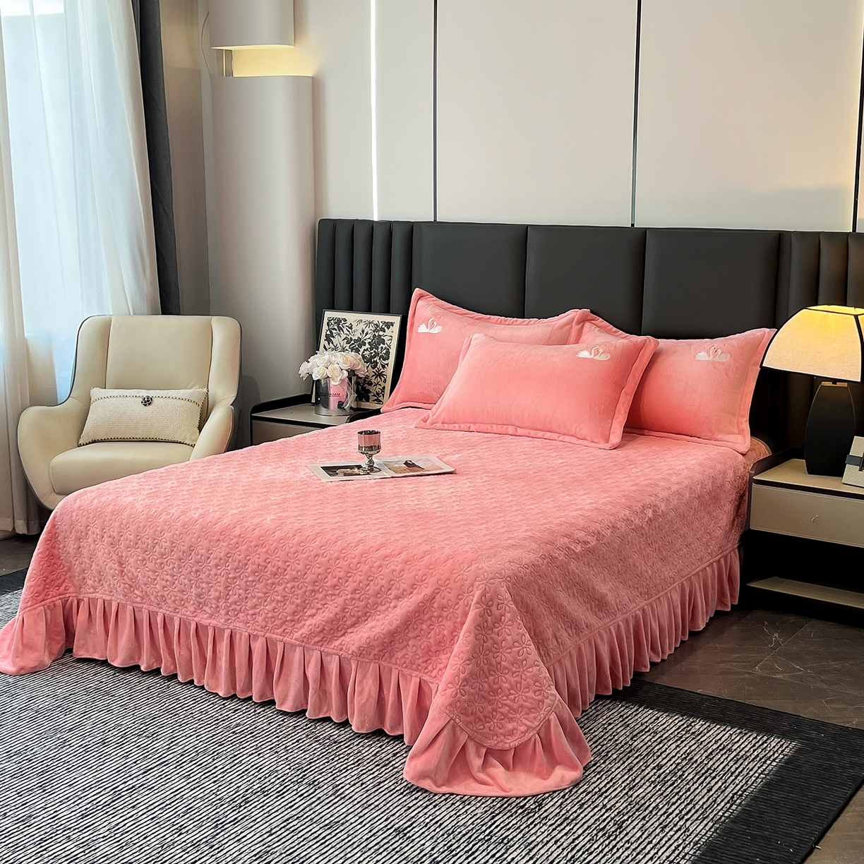 91家纺网 家纺一手货源 找家纺 代芙家纺 2025新款全消光绣花款床裙床盖四件套-天鹅之恋 天鹅之恋-粉玉