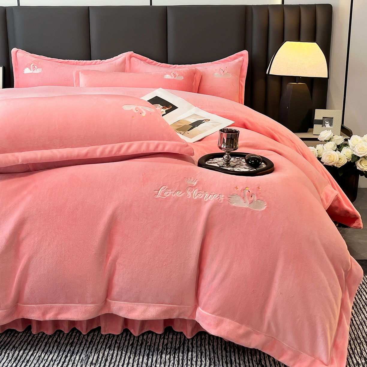 91家纺网 家纺一手货源 找家纺 代芙家纺 2025新款全消光绣花款床裙床盖四件套-天鹅之恋 天鹅之恋-粉玉