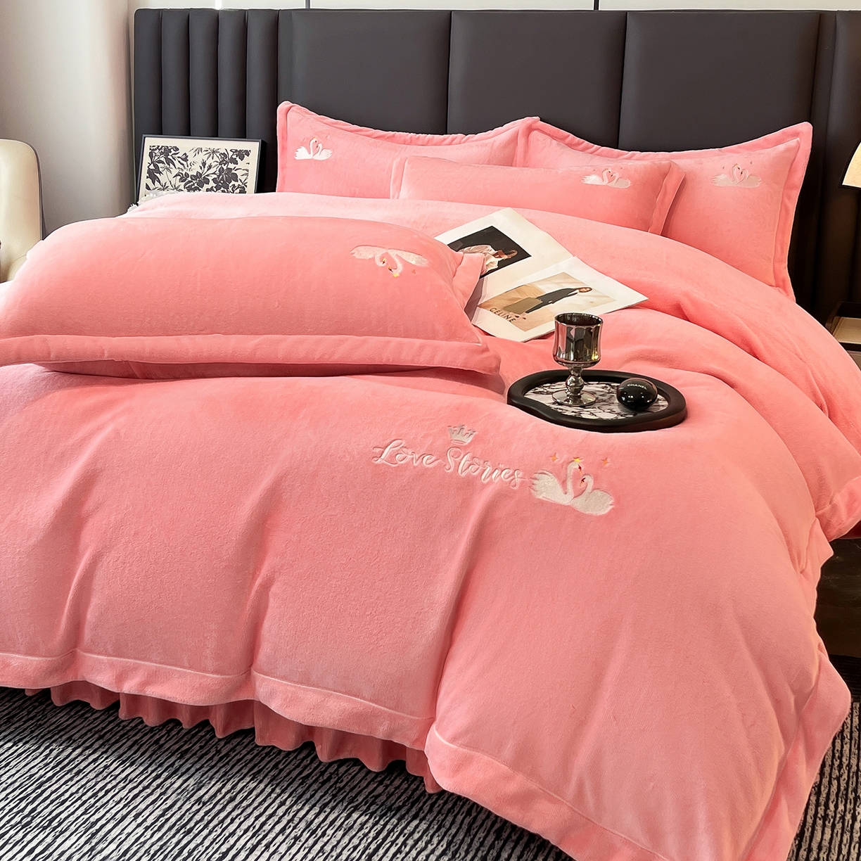 91家纺网 家纺一手货源 找家纺 代芙家纺 2025新款全消光绣花款床裙床盖四件套-天鹅之恋 天鹅之恋-粉玉