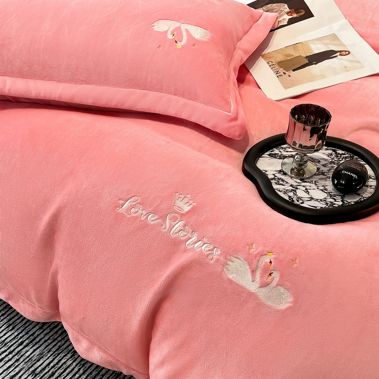 91家纺网 家纺一手货源 找家纺 代芙家纺 2025新款全消光绣花款床裙床盖四件套-天鹅之恋 天鹅之恋-粉玉