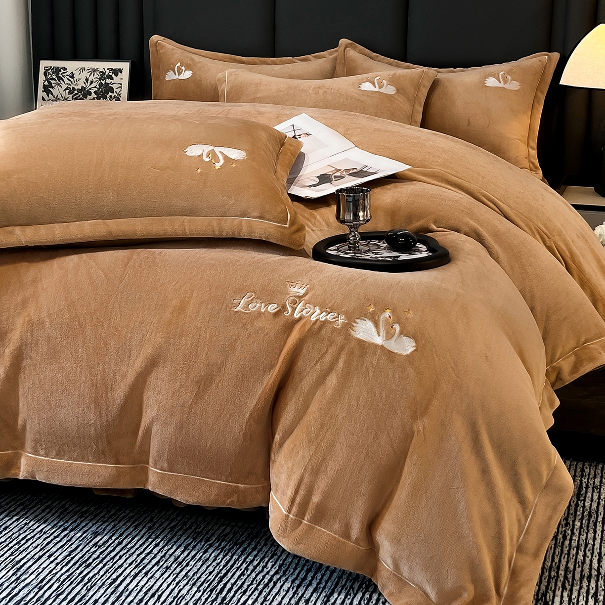 91家纺网 家纺一手货源 找家纺 代芙家纺 2025新款全消光绣花款床裙床盖四件套-天鹅之恋 天鹅之恋-卡其