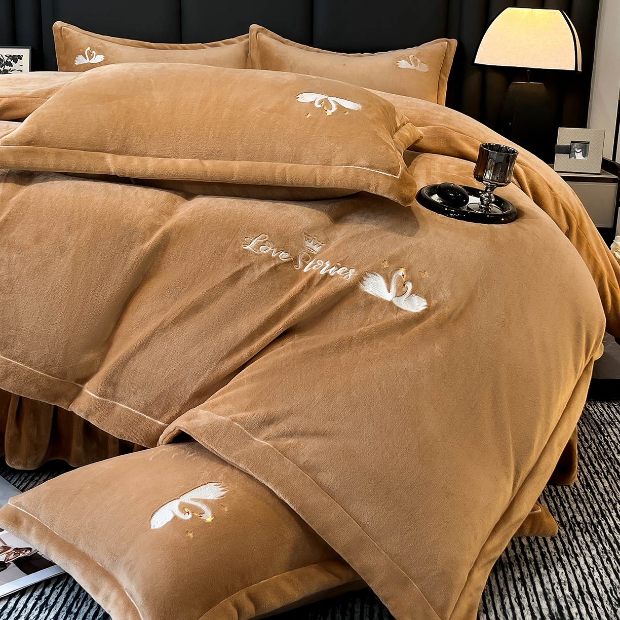 91家纺网 家纺一手货源 找家纺 代芙家纺 2025新款全消光绣花款床裙床盖四件套-天鹅之恋 天鹅之恋-卡其