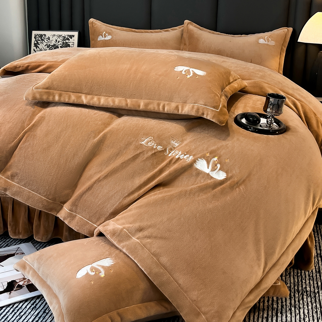 91家纺网 家纺一手货源 找家纺 代芙家纺 2025新款全消光绣花款床裙床盖四件套-天鹅之恋 天鹅之恋-卡其