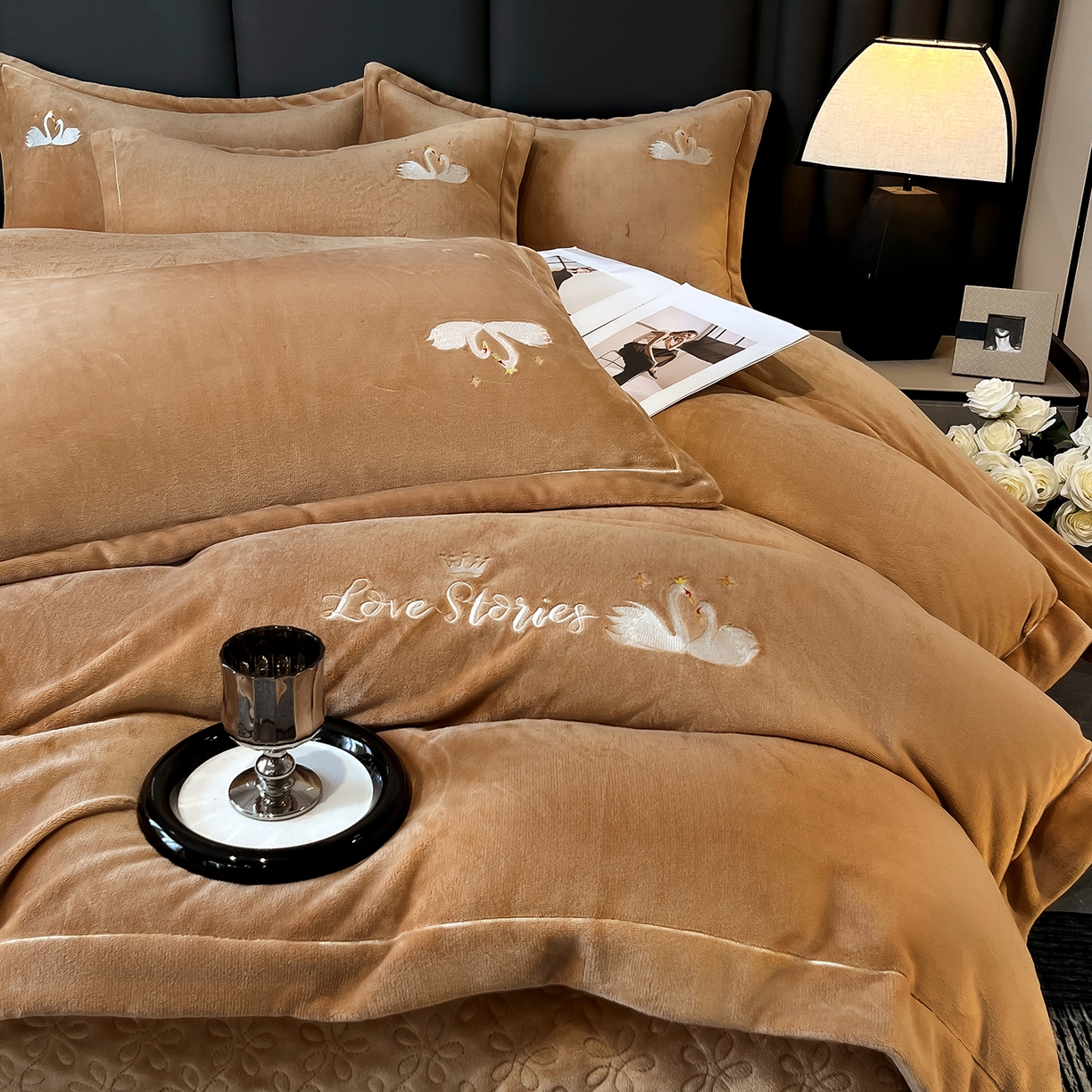 91家纺网 家纺一手货源 找家纺 代芙家纺 2025新款全消光绣花款床裙床盖四件套-天鹅之恋 天鹅之恋-卡其