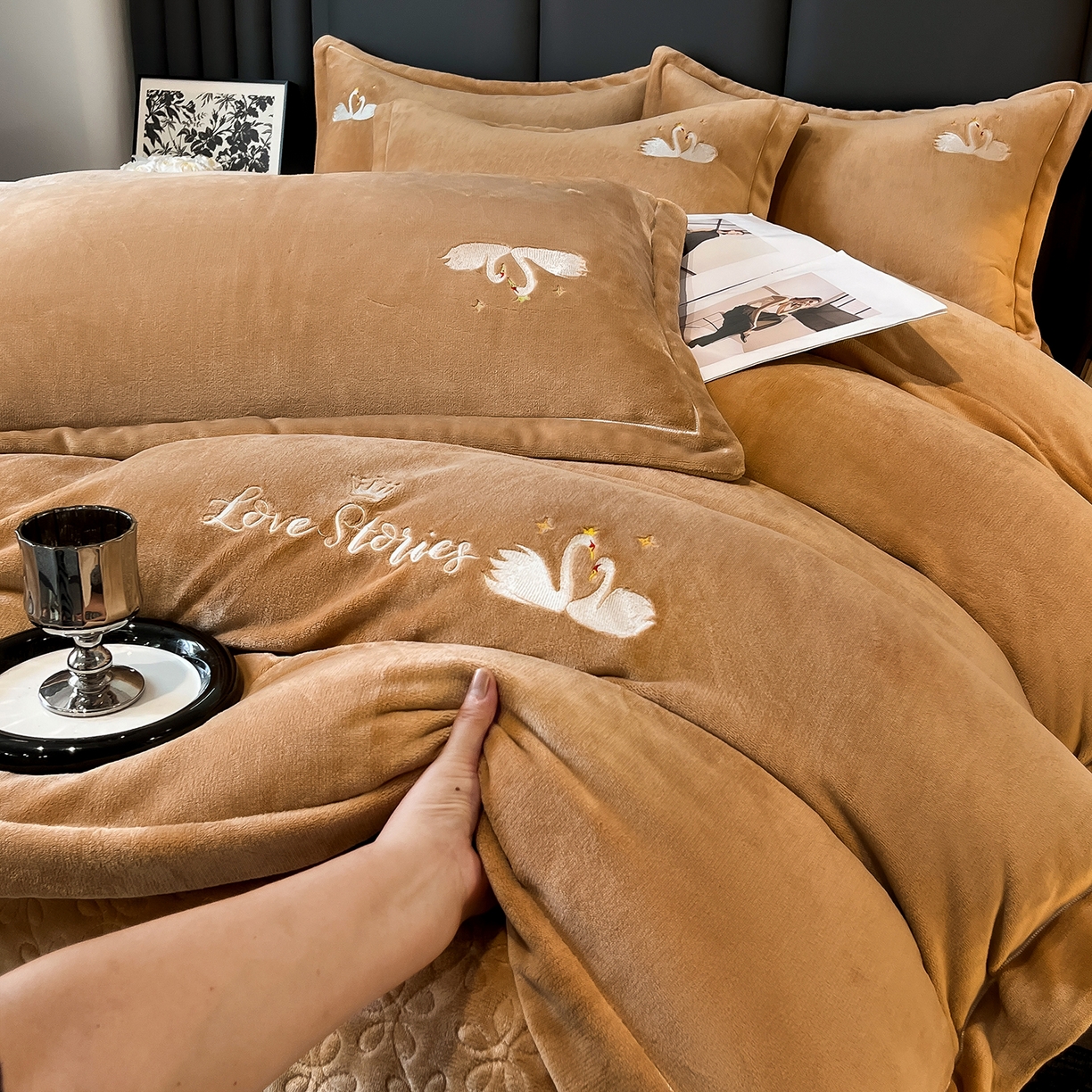 91家纺网 家纺一手货源 找家纺 代芙家纺 2025新款全消光绣花款床裙床盖四件套-天鹅之恋 天鹅之恋-卡其