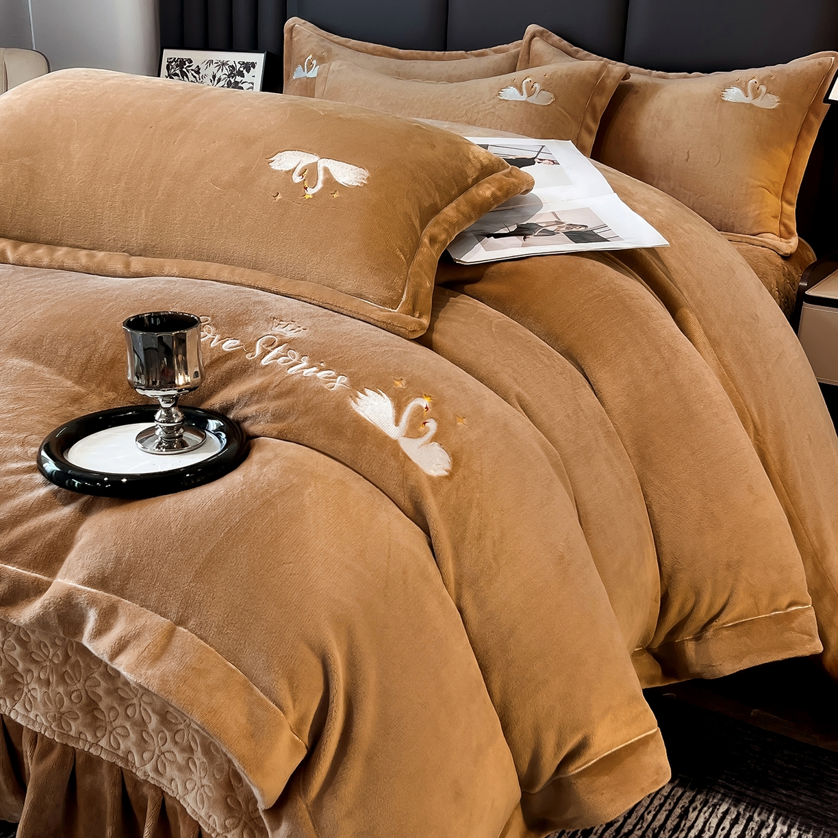 91家纺网 家纺一手货源 找家纺 代芙家纺 2025新款全消光绣花款床裙床盖四件套-天鹅之恋 天鹅之恋-卡其