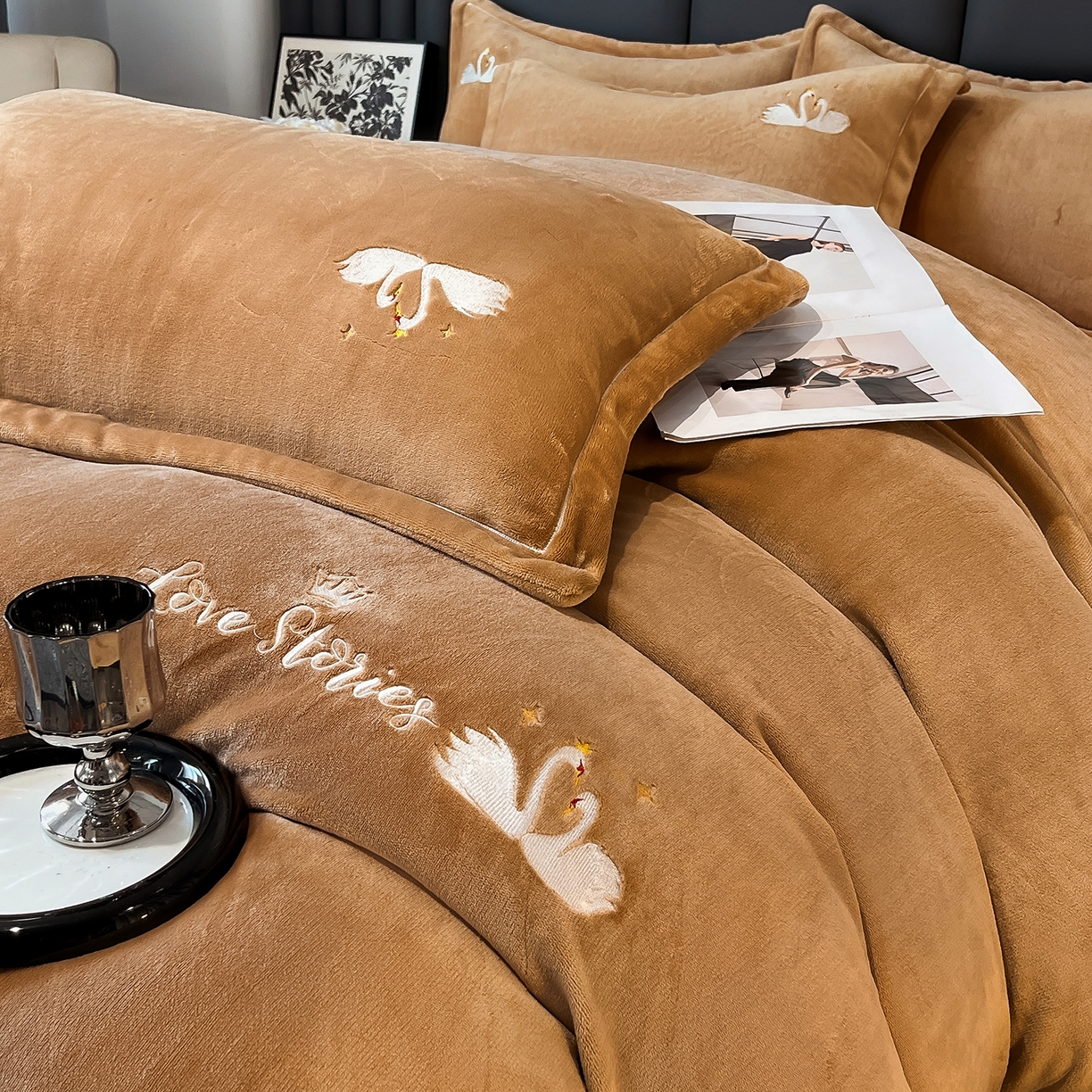 91家纺网 家纺一手货源 找家纺 代芙家纺 2025新款全消光绣花款床裙床盖四件套-天鹅之恋 天鹅之恋-卡其