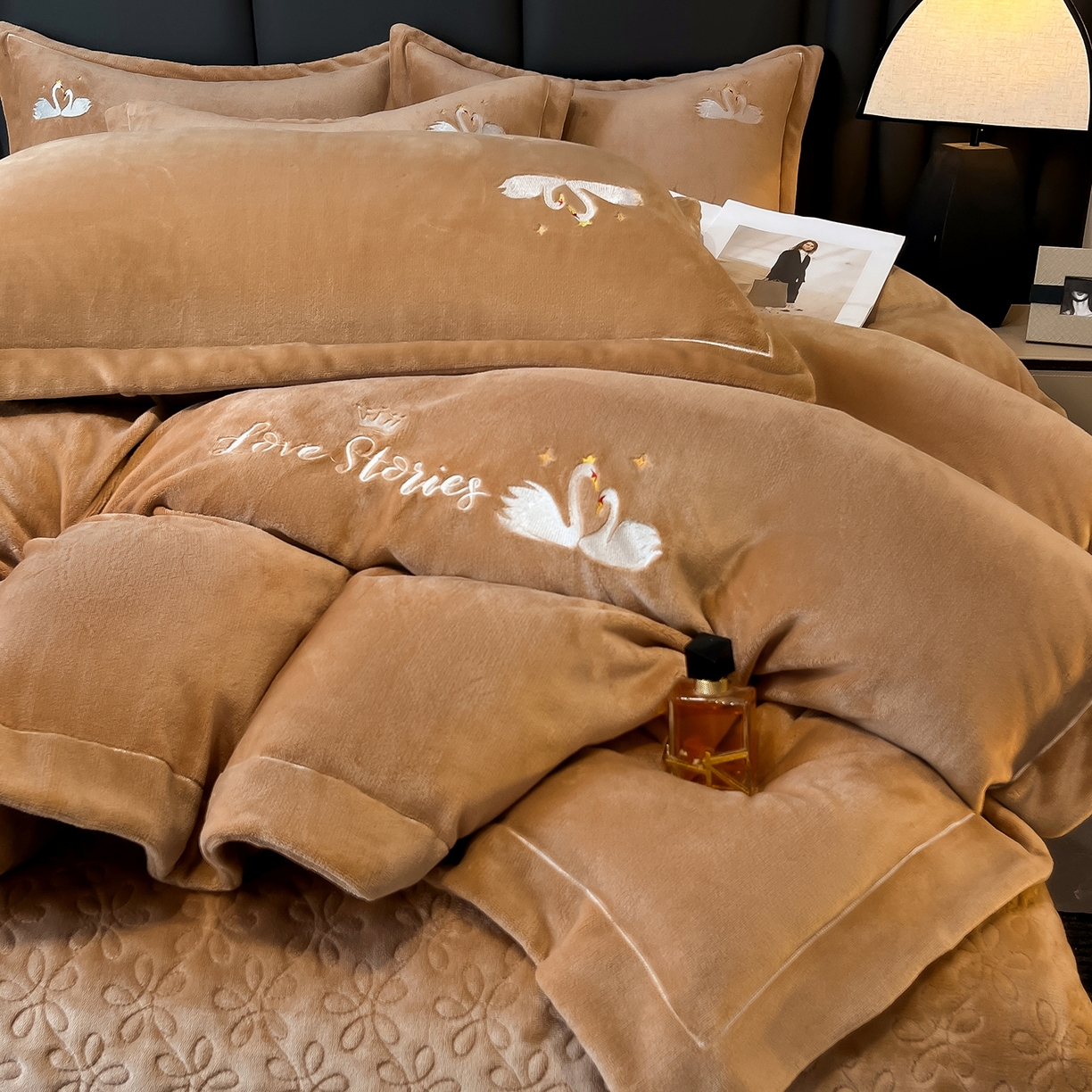 91家纺网 家纺一手货源 找家纺 代芙家纺 2025新款全消光绣花款床裙床盖四件套-天鹅之恋 天鹅之恋-卡其