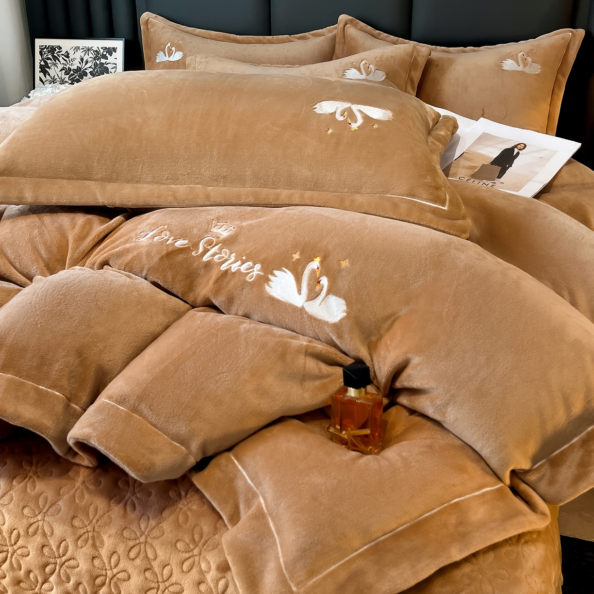 91家纺网 家纺一手货源 找家纺 代芙家纺 2025新款全消光绣花款床裙床盖四件套-天鹅之恋 天鹅之恋-卡其