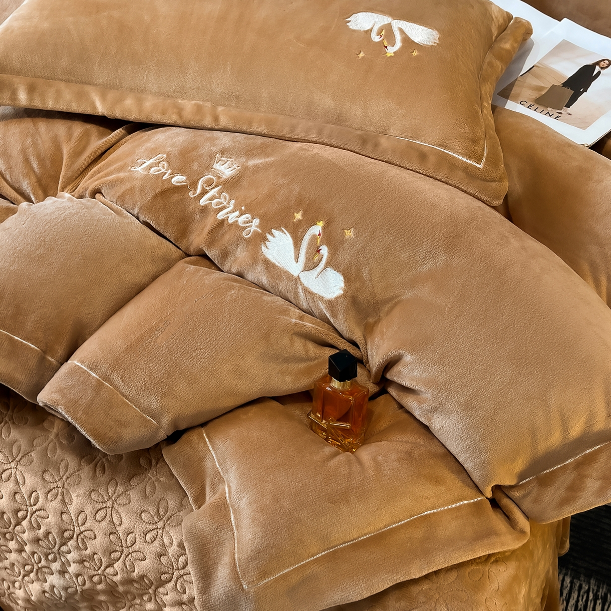 91家纺网 家纺一手货源 找家纺 代芙家纺 2025新款全消光绣花款床裙床盖四件套-天鹅之恋 天鹅之恋-卡其