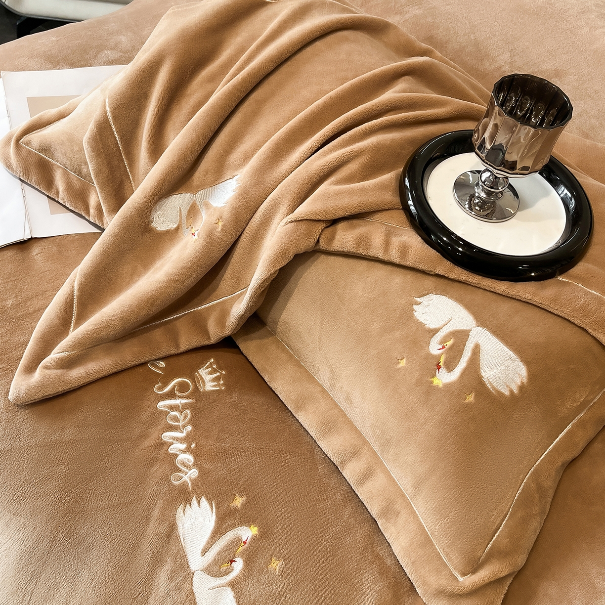 91家纺网 家纺一手货源 找家纺 代芙家纺 2025新款全消光绣花款床裙床盖四件套-天鹅之恋 天鹅之恋-卡其