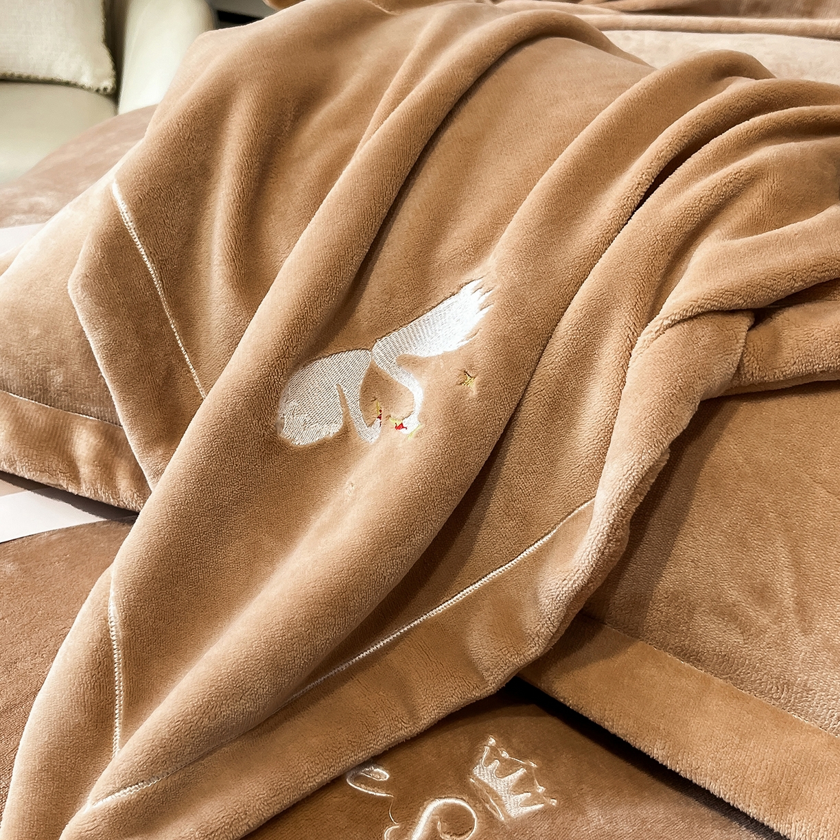 91家纺网 家纺一手货源 找家纺 代芙家纺 2025新款全消光绣花款床裙床盖四件套-天鹅之恋 天鹅之恋-卡其