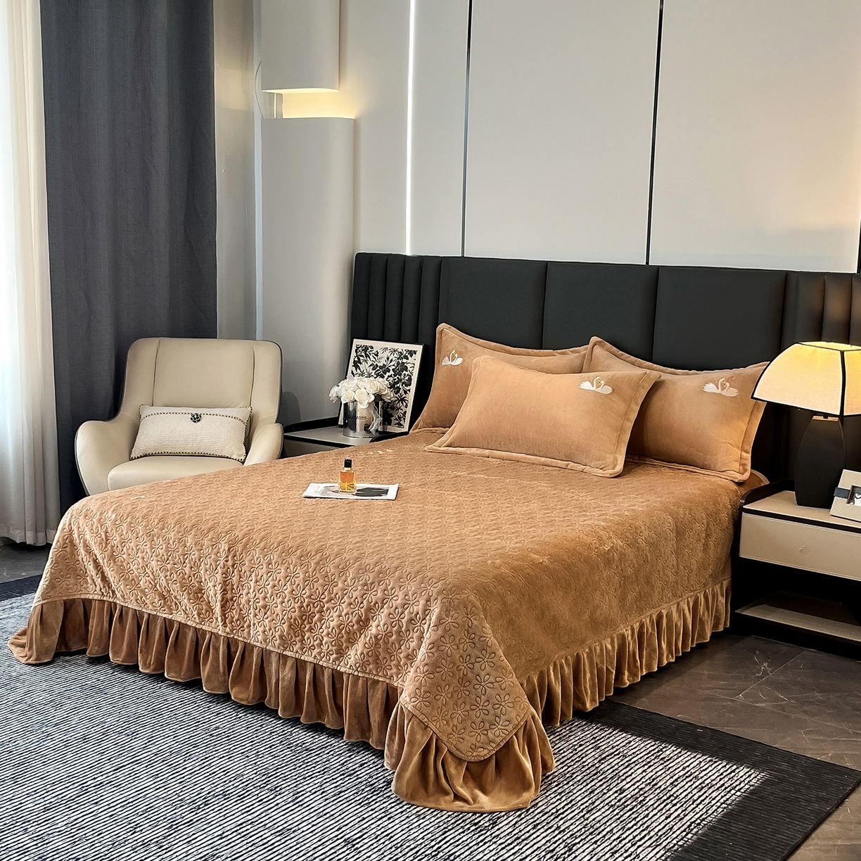 91家纺网 家纺一手货源 找家纺 代芙家纺 2025新款全消光绣花款床裙床盖四件套-天鹅之恋 天鹅之恋-卡其