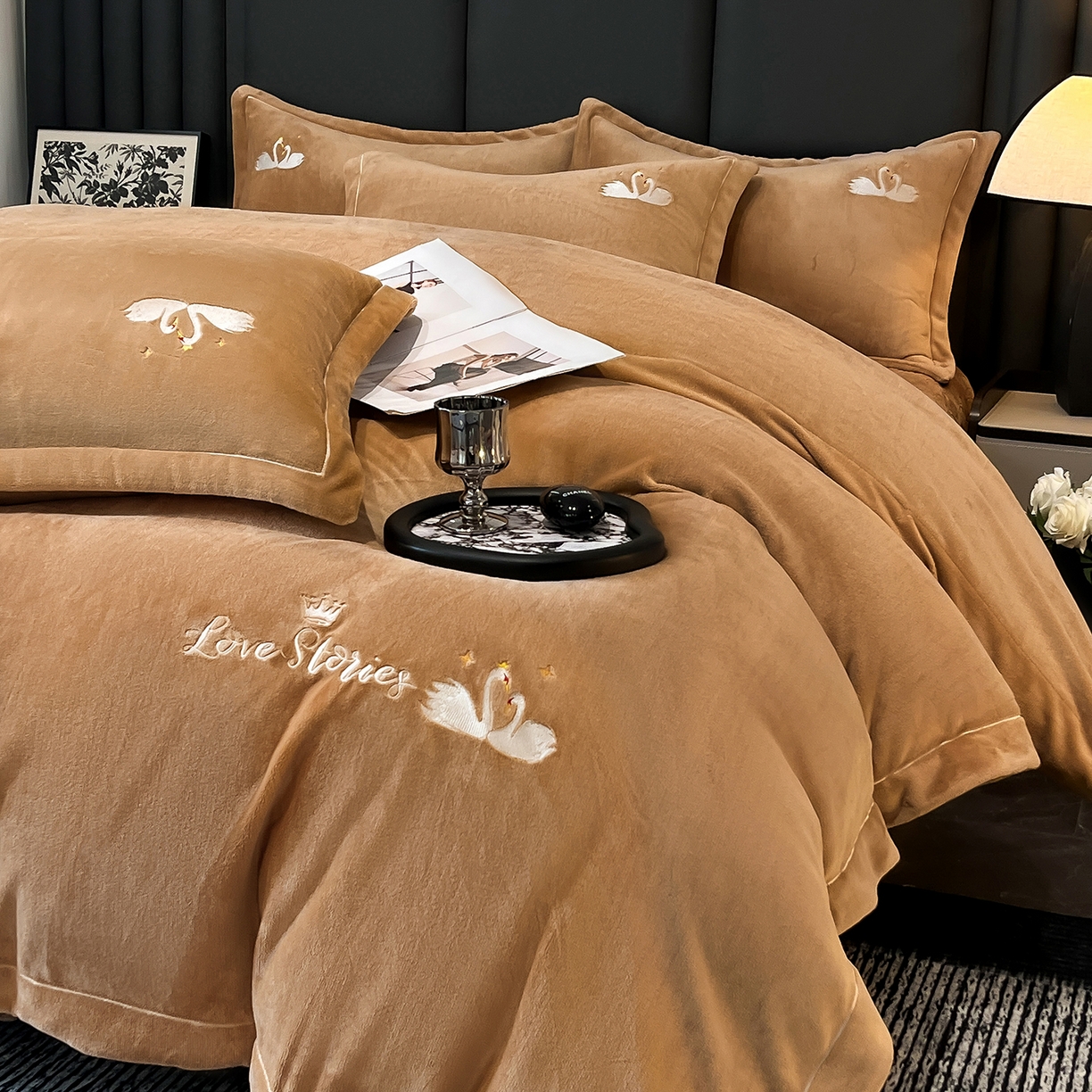 91家纺网 家纺一手货源 找家纺 代芙家纺 2025新款全消光绣花款床裙床盖四件套-天鹅之恋 天鹅之恋-卡其