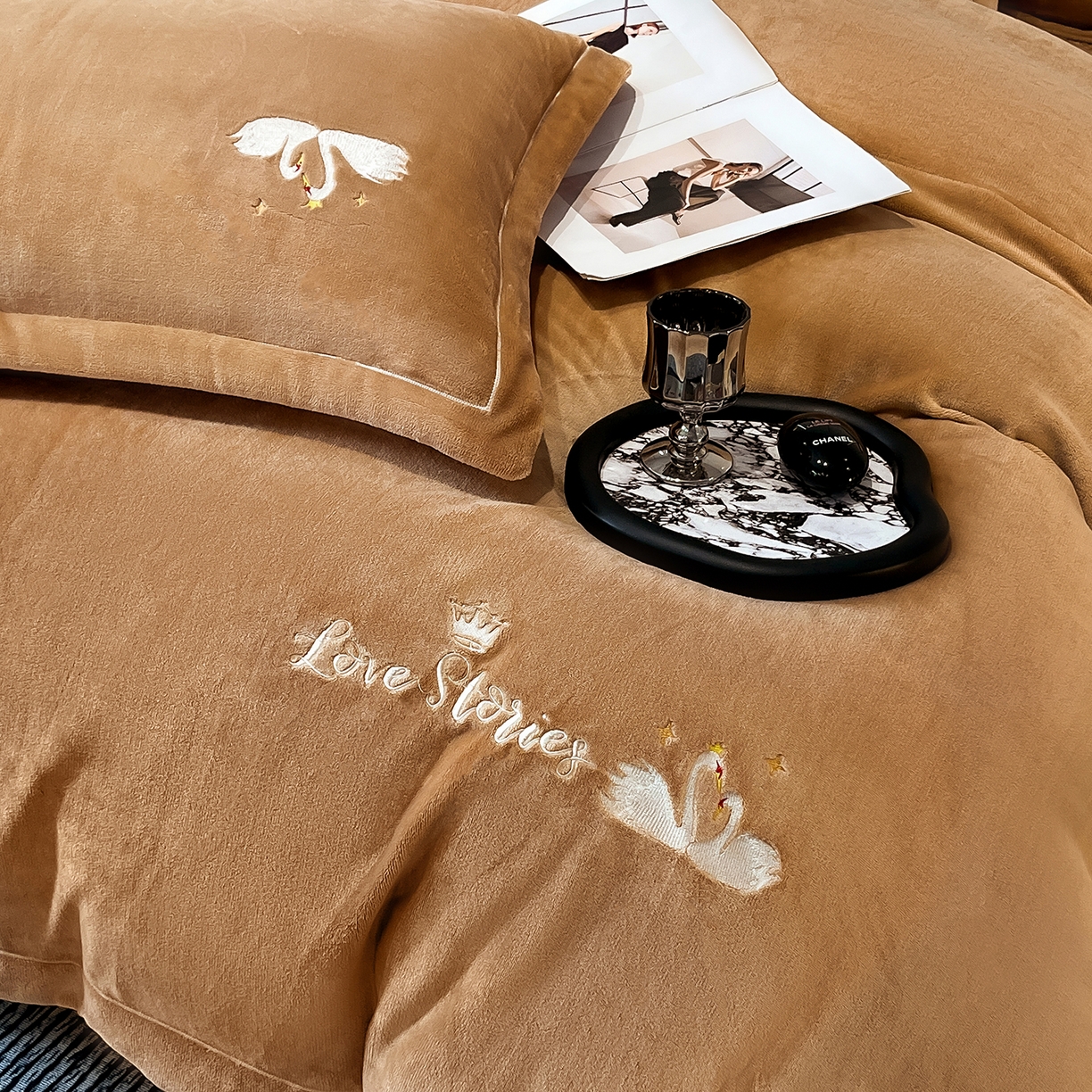 91家纺网 家纺一手货源 找家纺 代芙家纺 2025新款全消光绣花款床裙床盖四件套-天鹅之恋 天鹅之恋-卡其