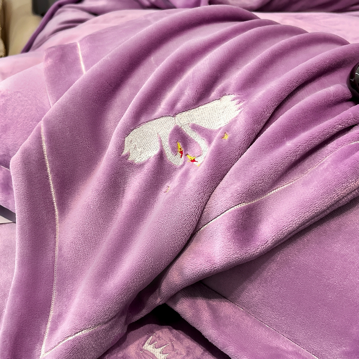 91家纺网 家纺一手货源 找家纺 代芙家纺 2025新款全消光绣花款床裙床盖四件套-天鹅之恋 天鹅之恋-魅力紫