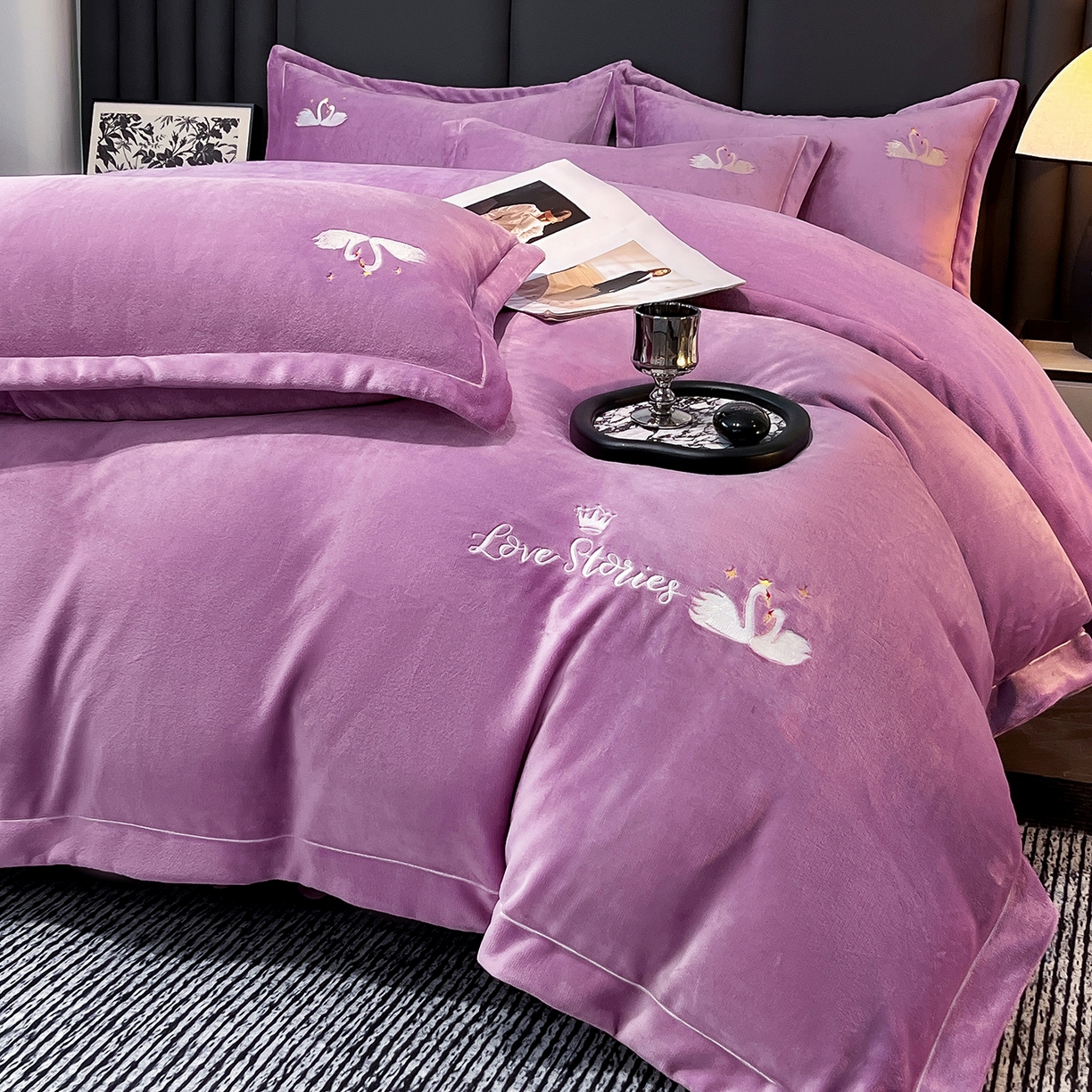 91家纺网 家纺一手货源 找家纺 代芙家纺 2025新款全消光绣花款床裙床盖四件套-天鹅之恋 天鹅之恋-魅力紫