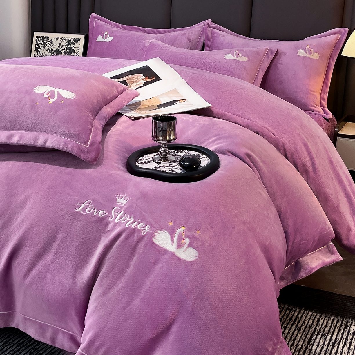 91家纺网 家纺一手货源 找家纺 代芙家纺 2025新款全消光绣花款床裙床盖四件套-天鹅之恋 天鹅之恋-魅力紫