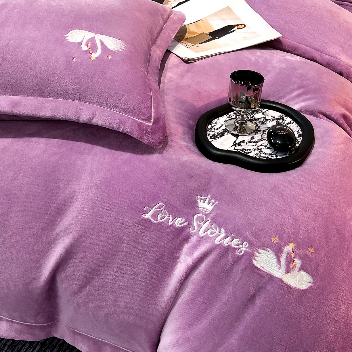 91家纺网 家纺一手货源 找家纺 代芙家纺 2025新款全消光绣花款床裙床盖四件套-天鹅之恋 天鹅之恋-魅力紫