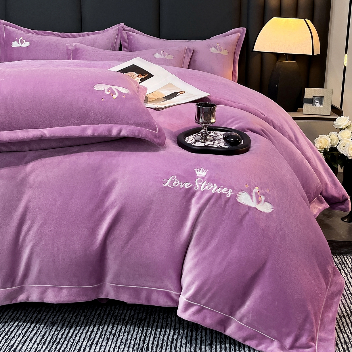 91家纺网 家纺一手货源 找家纺 代芙家纺 2025新款全消光绣花款床裙床盖四件套-天鹅之恋 天鹅之恋-魅力紫