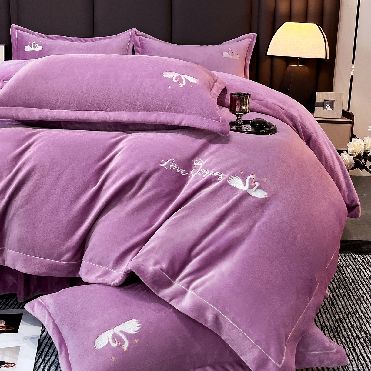 91家纺网 家纺一手货源 找家纺 代芙家纺 2025新款全消光绣花款床裙床盖四件套-天鹅之恋 天鹅之恋-魅力紫