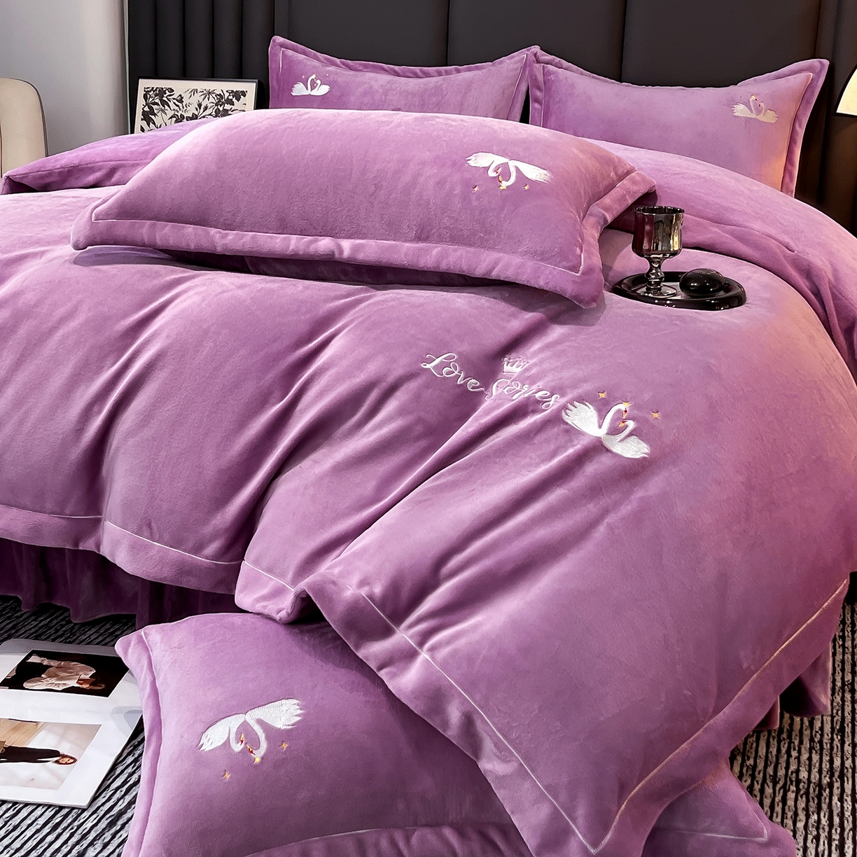 91家纺网 家纺一手货源 找家纺 代芙家纺 2025新款全消光绣花款床裙床盖四件套-天鹅之恋 天鹅之恋-魅力紫