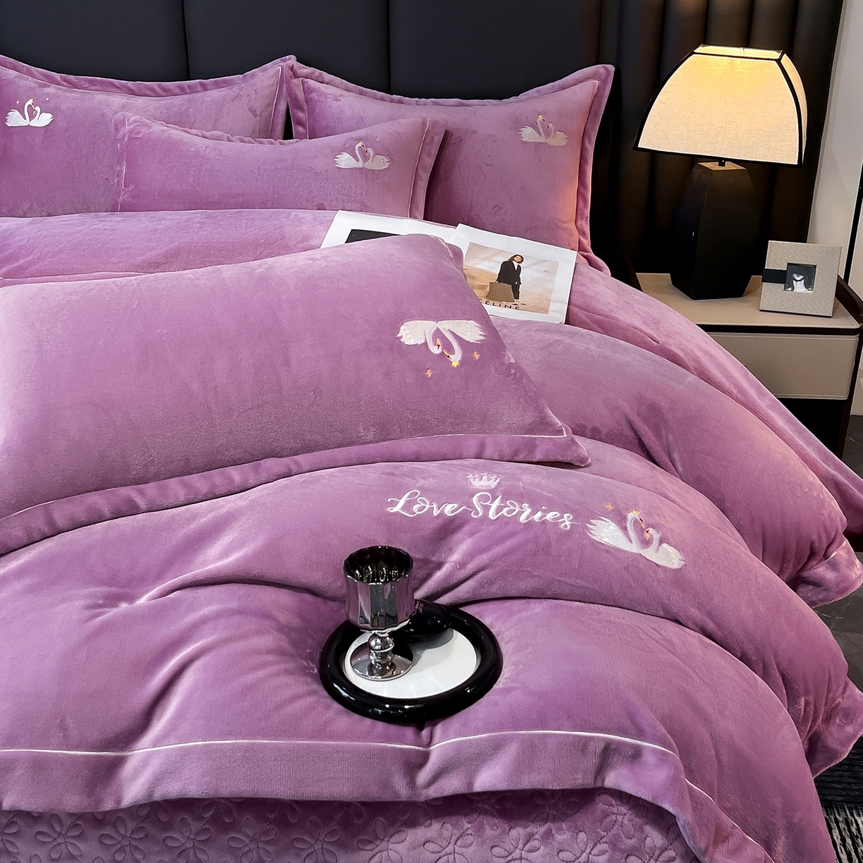 91家纺网 家纺一手货源 找家纺 代芙家纺 2025新款全消光绣花款床裙床盖四件套-天鹅之恋 天鹅之恋-魅力紫