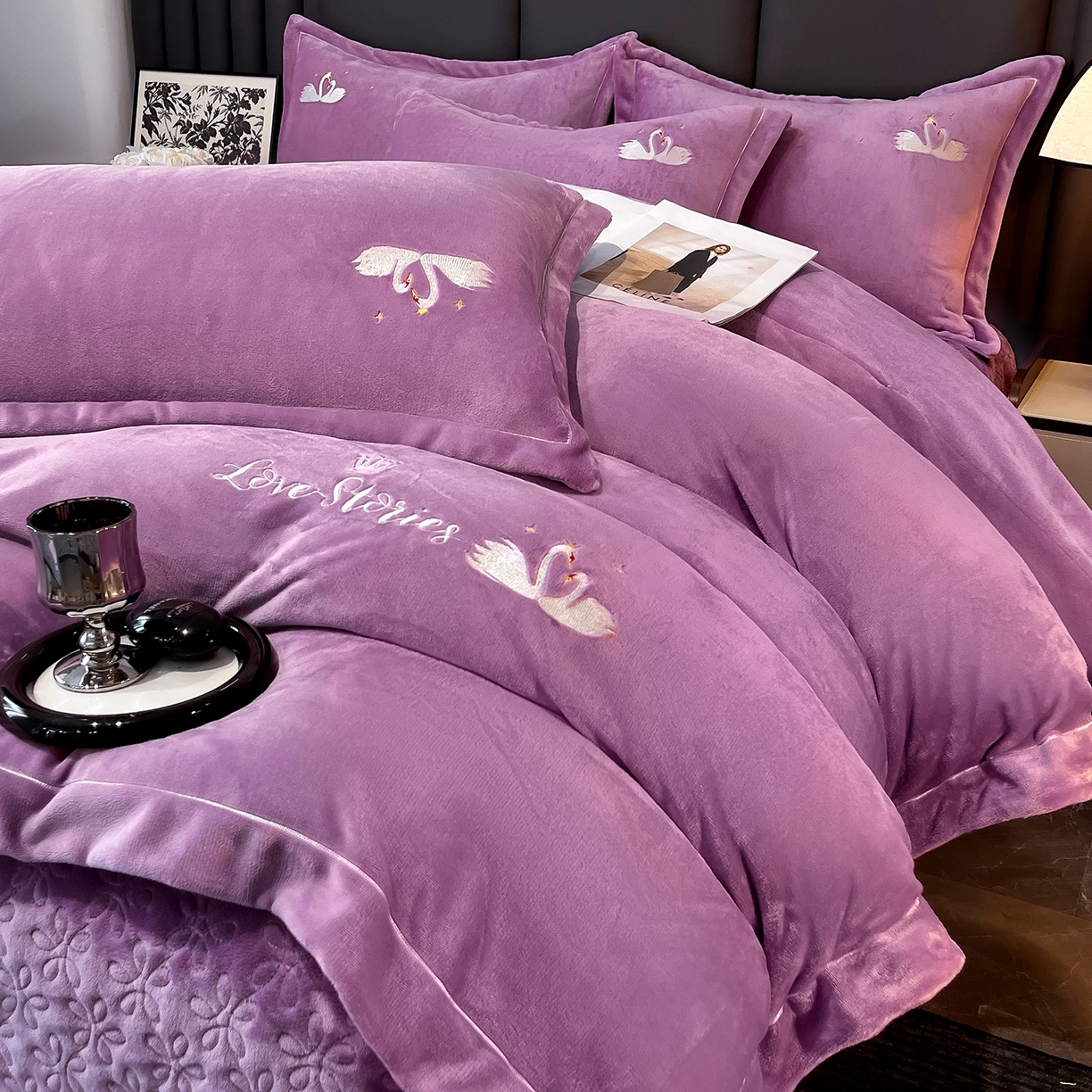 91家纺网 家纺一手货源 找家纺 代芙家纺 2025新款全消光绣花款床裙床盖四件套-天鹅之恋 天鹅之恋-魅力紫