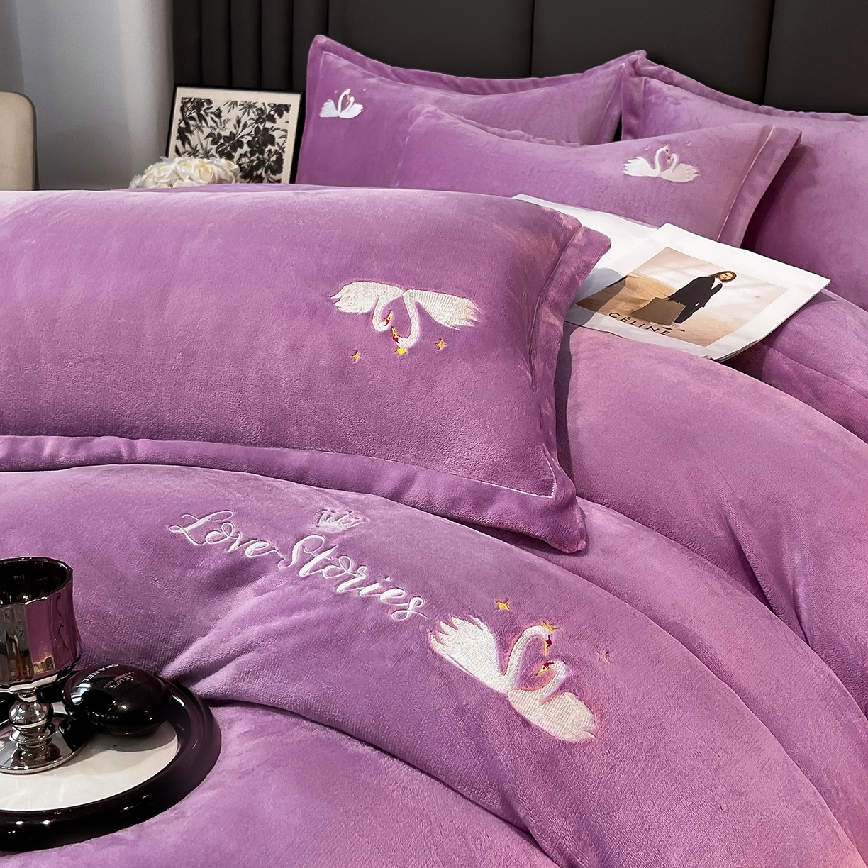 91家纺网 家纺一手货源 找家纺 代芙家纺 2025新款全消光绣花款床裙床盖四件套-天鹅之恋 天鹅之恋-魅力紫