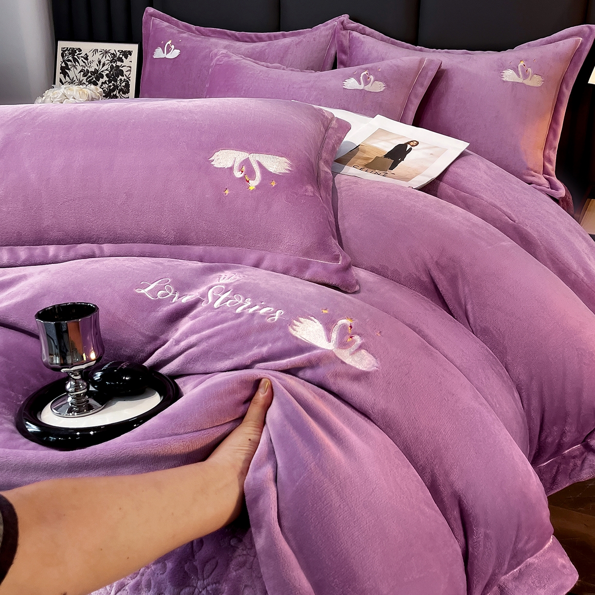 91家纺网 家纺一手货源 找家纺 代芙家纺 2025新款全消光绣花款床裙床盖四件套-天鹅之恋 天鹅之恋-魅力紫
