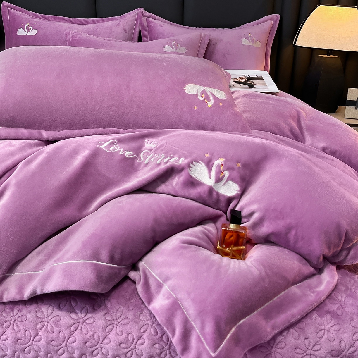 91家纺网 家纺一手货源 找家纺 代芙家纺 2025新款全消光绣花款床裙床盖四件套-天鹅之恋 天鹅之恋-魅力紫