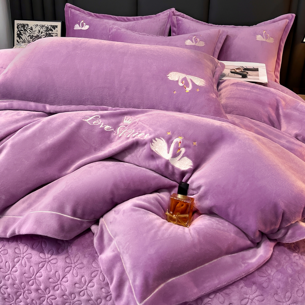 91家纺网 家纺一手货源 找家纺 代芙家纺 2025新款全消光绣花款床裙床盖四件套-天鹅之恋 天鹅之恋-魅力紫