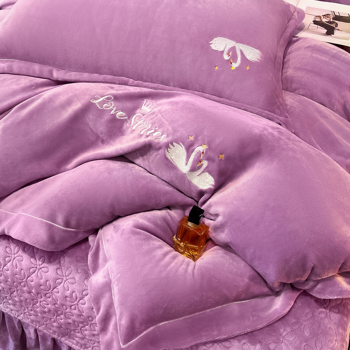 91家纺网 家纺一手货源 找家纺 代芙家纺 2025新款全消光绣花款床裙床盖四件套-天鹅之恋 天鹅之恋-魅力紫