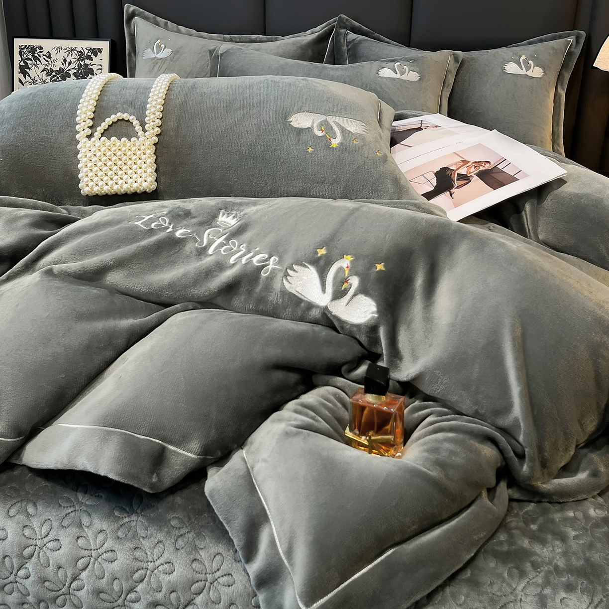 91家纺网 家纺一手货源 找家纺 代芙家纺 2025新款全消光绣花款床裙床盖四件套-天鹅之恋 天鹅之恋-奢华灰