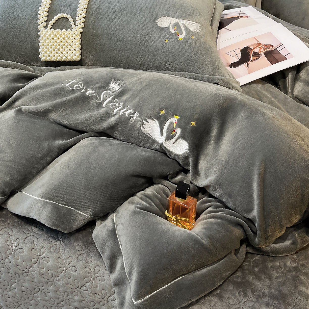 91家纺网 家纺一手货源 找家纺 代芙家纺 2025新款全消光绣花款床裙床盖四件套-天鹅之恋 天鹅之恋-奢华灰