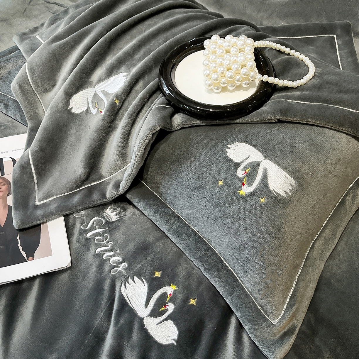 91家纺网 家纺一手货源 找家纺 代芙家纺 2025新款全消光绣花款床裙床盖四件套-天鹅之恋 天鹅之恋-奢华灰