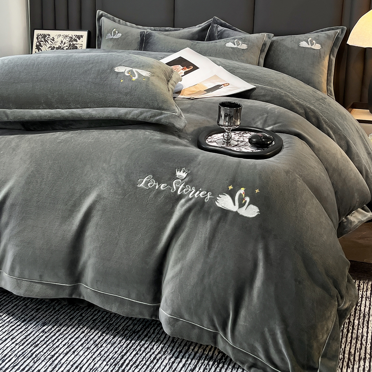 91家纺网 家纺一手货源 找家纺 代芙家纺 2025新款全消光绣花款床裙床盖四件套-天鹅之恋 天鹅之恋-奢华灰