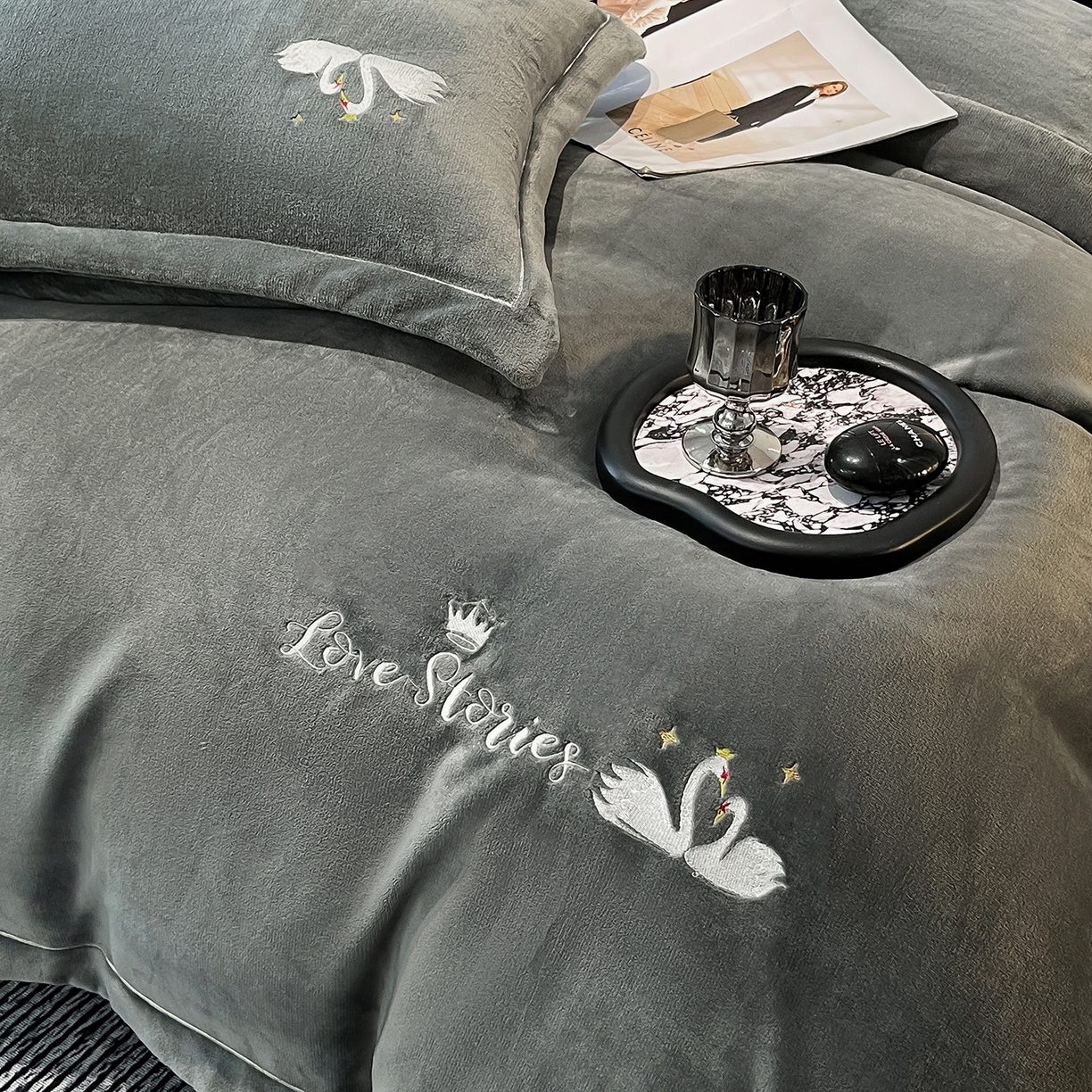 91家纺网 家纺一手货源 找家纺 代芙家纺 2025新款全消光绣花款床裙床盖四件套-天鹅之恋 天鹅之恋-奢华灰