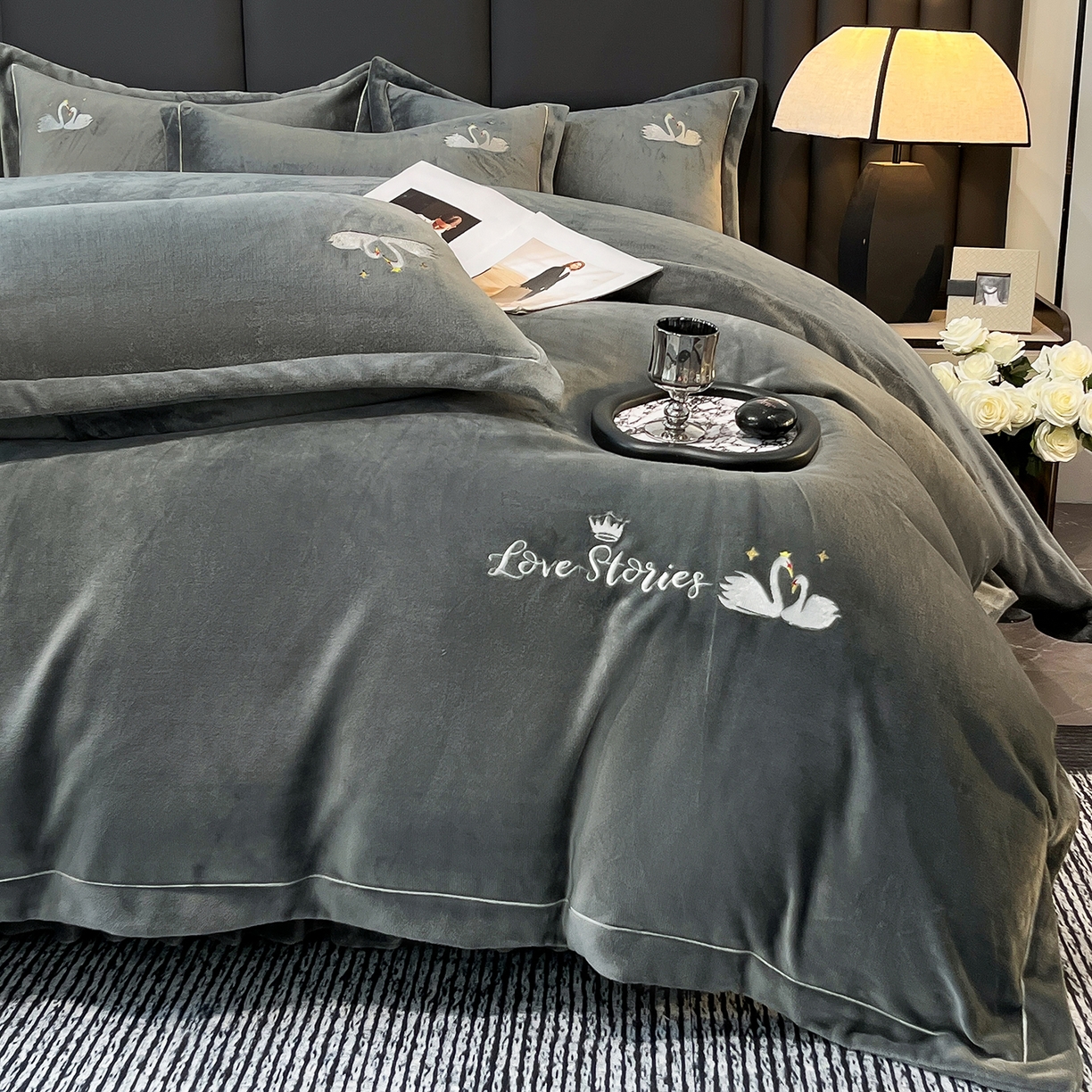 91家纺网 家纺一手货源 找家纺 代芙家纺 2025新款全消光绣花款床裙床盖四件套-天鹅之恋 天鹅之恋-奢华灰